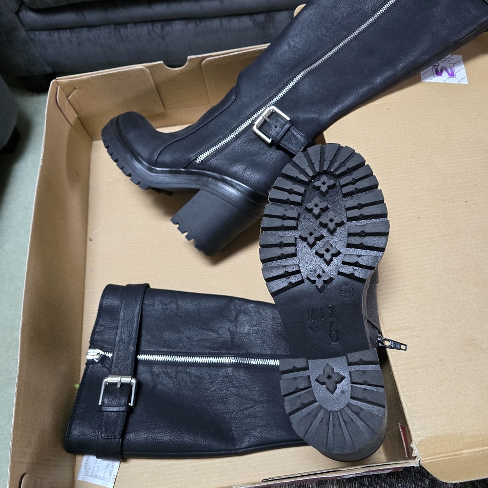 Boots - Picture 3 of 5